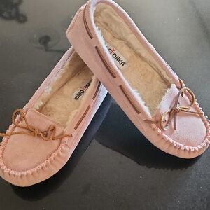Cozy Pink Slippers with Plush Lining and Bow Decoration